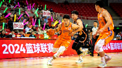 篮球赛事现场球员突破与球场观众席画面